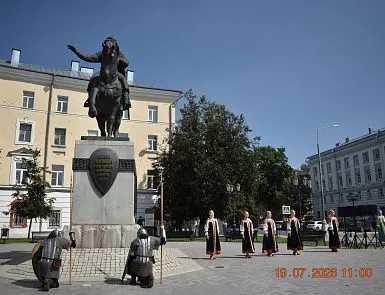 Торжественная церемония возложения цветов к памятнику Святого благоверного князя М.Я. Тверского - фото 1